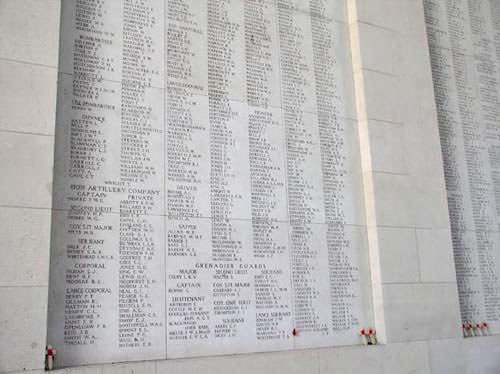 Namen van 55 000  vermiste soldaten uitgebeiteld op de muren van de menenpoort